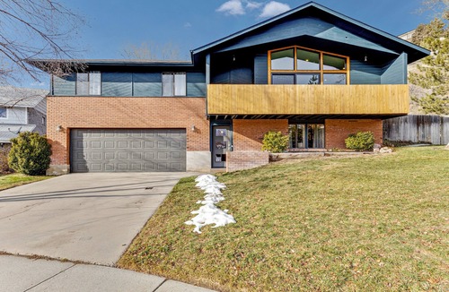 Sandy House | New! Mountain views and access! 4BR 3.5BA