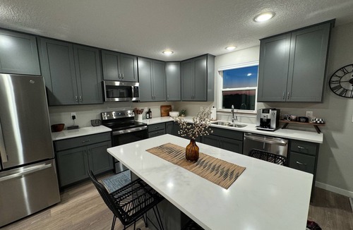 Cedar Falls House | NEW Near UNI Modern Spotless Townhome