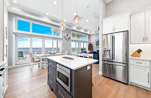 North Beach Haven House | New Oceanfront in Peahala Park . Sleeps 11 .