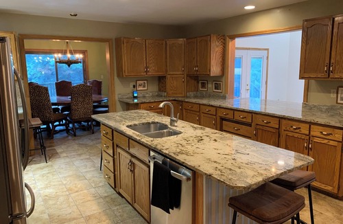 Jardine House | NEW! On Bear Creek~ Treed Seclusion~ Serene~ 4 Living Rooms~ 4 Miles to Gardiner