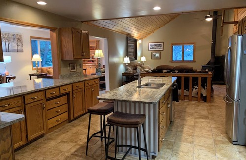 Jardine House | NEW! On Bear Creek~ Treed Seclusion~ Serene~ 4 Living Rooms~ 4 Miles to Gardiner