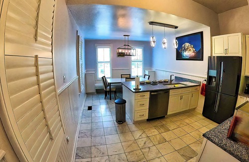 Beach Institute House | New on VRBO Great Price: Manor with Private Courtyard, Private Parking