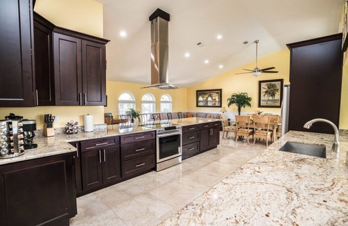 Apollo Beach House | New Palm Tree III - Free Heated Pool/Spa (Kayaks, Paddle boards, and bikes)