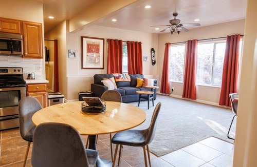 Draper Condo | New! Paragliding Paradise | Hot Tub | Grill | View