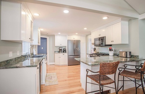 North Scituate House | New! Perfect Beach Getaway-Sleeps 12, Dog Friendly, Short Walk to Egypt Beach