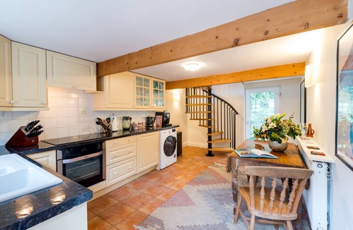 Winterbourne Stoke Cottage | NEW Pet & Family Friendly Luxury Till Cottage & Riverside Gardens nr Stonehenge