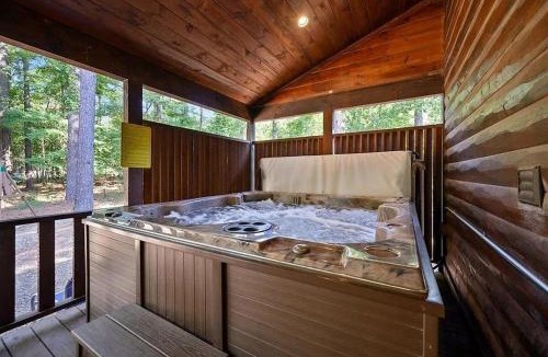 Broken Bow House | New Pool ! Pickleball & Basket Ball - Putt Putt - Hot tub - Pet Friendly - EV
