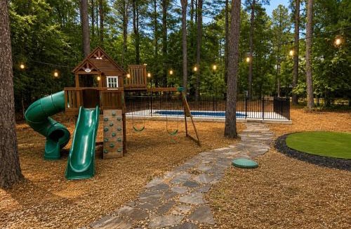 Broken Bow House | New Pool ! Pickleball & Basket Ball - Putt Putt - Hot tub - Pet Friendly - EV