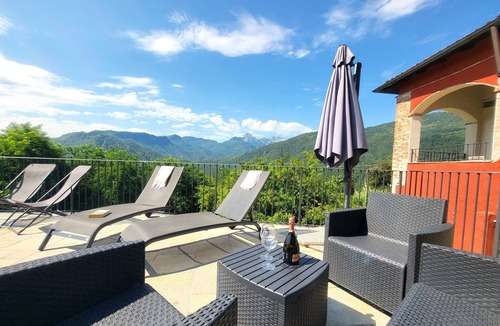Castelnuovo di Garfagnana Villa | NEW! Private Infinity Pool & Stunning Views! Wood oven. Terrace. Romance!