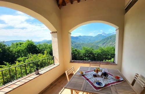 Castelnuovo di Garfagnana Villa | NEW! Private Infinity Pool & Stunning Views! Wood oven. Terrace. Romance!