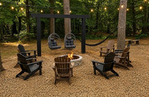 Broken Bow House | New Private Pool ! Pickleball & Basket Ball - Putt Putt - Hot tub - Pet Friendly - EV