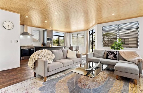 Te Aroha House | New, purpose built, executive holiday home, centre of town.