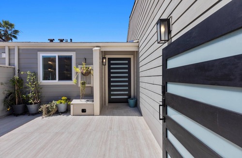 Leucadia House | NEW RENO OCEAN FRONT -AC, direct beach access, heated pool, hot tub, pickle ball