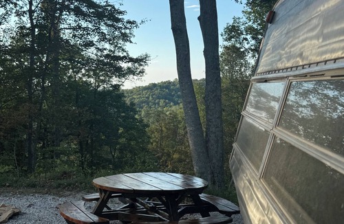 Campton House | NEW! Retro 1970s Camper 24-Mile Ridgetop Views, Stargazing & Private Retreat