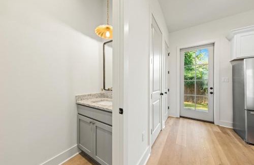 Lafayette Apartment | NEW River Ranch King Luxe Amenities Prime Location