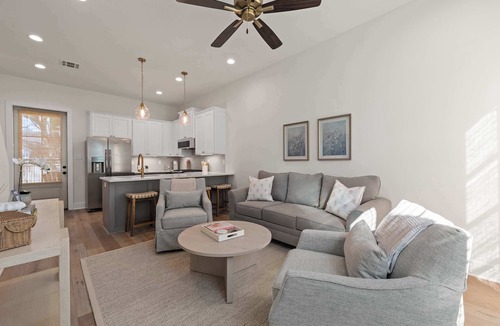 Lafayette Condo | New River Ranch Retreat | King | Dining & Shopping