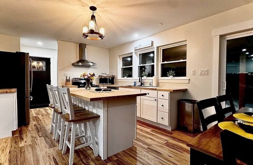 Brewer House | New | Riverside | Fire Pit 3BR 2.5 bath