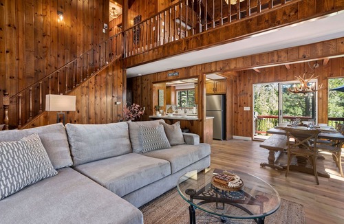 Blue Jay House | New! Rustic & cozy cabin w/pool table, deck, garage, dog friendly!