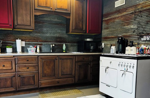 Moravia House | New Rustic Retreat, Firepit & Games, Hiking, Boating & Fishing near Lake Rathbun