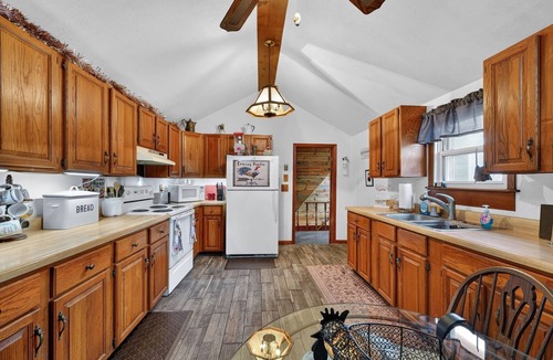 Buffalo Ridge Cabin | NEW! Rustic Shadows 5BDRM - Sioux Falls Escape, Firepit, Pet Friendly!