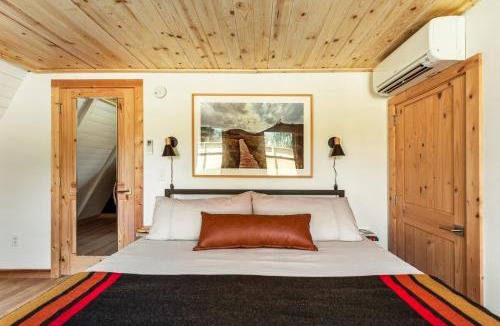 Black Mountain Ski Chalet | New Scandi-camp A-Frame, Hot Tub, Views, Walk Downtown