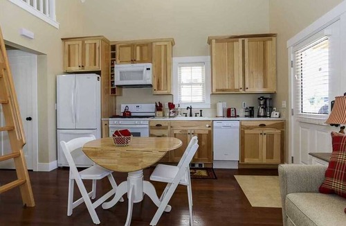 Seabrook House | *New* Seabrook's The Chicken Coop: Dog-friendly home!