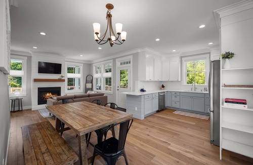 Pacific Beach House | New* Seabrook's White Whale, private hot tub!