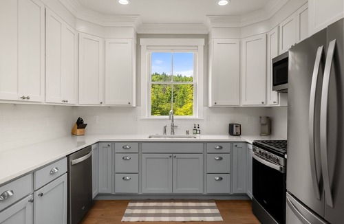 Pacific Beach House | New* Seabrook's White Whale, private hot tub!