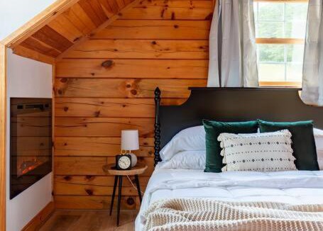 Concord Ski Chalet | NEW! Secluded Cabin with Views, Pool & Hot Tub