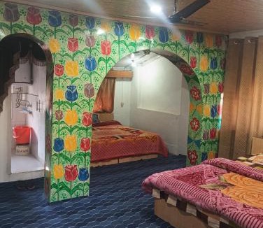 Dal Lake Hotel | New shalimar dal view