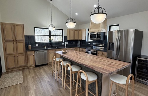 Smithville House | NEW! Shoreside Retreat, Path to Water, Hot Tub, Serene 5-Bed House