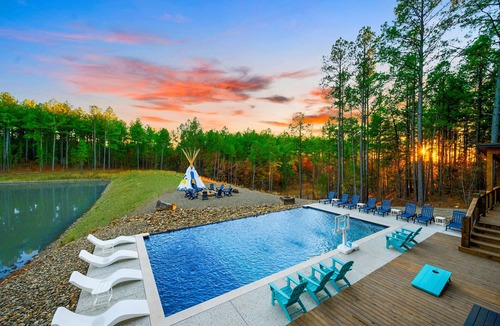 Pickens Cabin | New-Sleeps 30-Pool-Pond-Kayaks-Golf-Spa-BBall-Poker-Ping Pong-Skeeball-ATVs