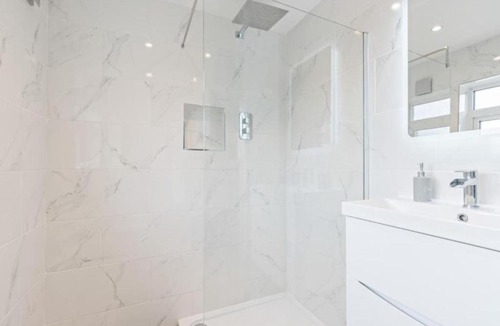 Dunchurch House | New! Sleeps 6-Free Parking-Long stays-Contractors