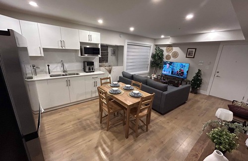 Maple Ridge House | New, Spacious 2 Bedrooms Suite in Downtown Maple Ridge with free parking !