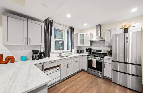 Southwark Apartment | New Spacious 3 Bedroom Apt in the Heart of Philly