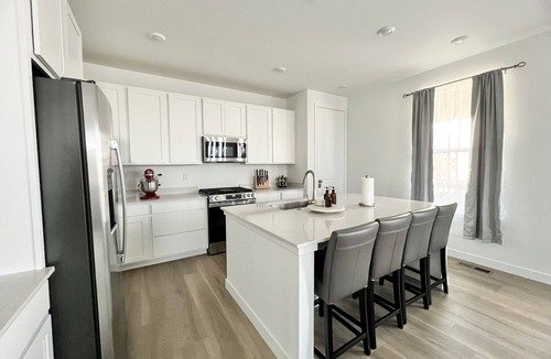 Brighton House | New spacious 4-bedroom house in serene Brighton with cool AC and fast Wi-Fi.