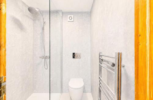 Highlands Apartment | NEW Spacious & Comfortable Enfield Home By Signature Stays with FREE Parking