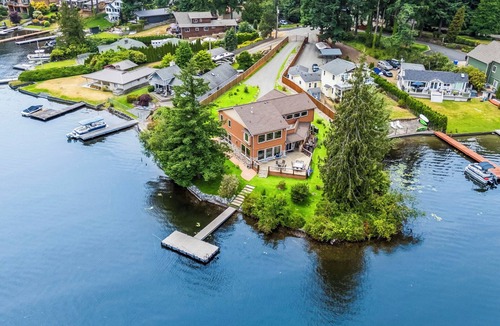 Black Diamond House | NEW Spacious Lakefront Lodge includes Breakfast