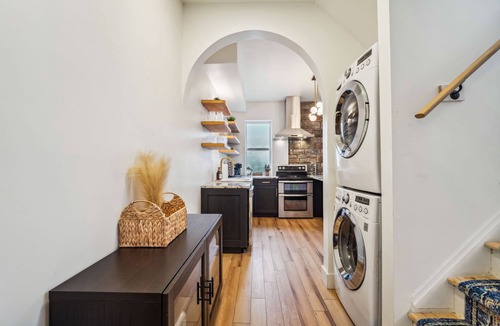 Weinland Park House | NEW spacious unit in the OSU Campus District,Walk to Expo Cntr, 6 Beds-Sleeps 10
