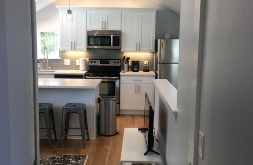 Fremont Cottage | New Stand Alone Private Backyard Cottage - A/C, Blocks to Zoo, Bus Line, Coffee