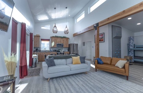 Glendale House | NEW Star Dome Adventure Retreat | Hot Tub Climbing Hammocks EV Ready