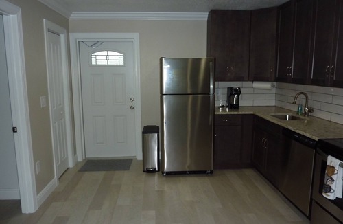 West Melbourne Apartment | New Studio Apartment.Free internet.Privacy, Close to the Mall.