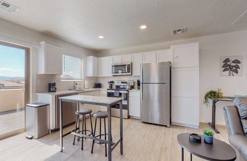 Mesa Del Sol Innovation Park Apartment | New Studio, Balcony w/views, Nexflix, Pool