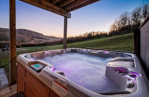 Ellicottville House | New & Stunning Chalet! Reno'd, Hot-Tub, Barrel Sauna, Slope Views, Fire Pit