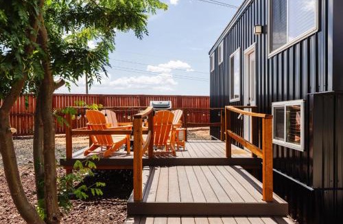 Apple Valley House | NEW Stunning Tiny Home w private deck firepit BBQ