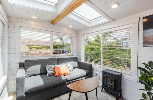 Apple Valley House | NEW Stunning Tiny Home w private deck firepit BBQ