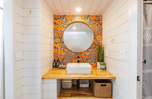 Apple Valley House | NEW Stunning Tiny Home w private deck firepit BBQ