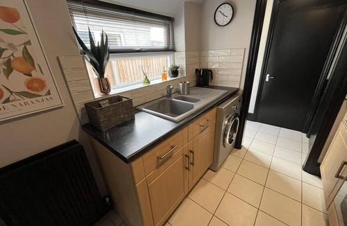 Ashby Woulds House | New! Stylish 2 bedroom home, with parking!