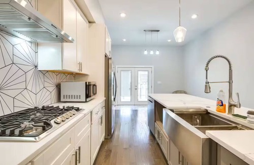 Near West Side House | NEW! Stylish 3BD/2.5BTH w/parking! United Center!
