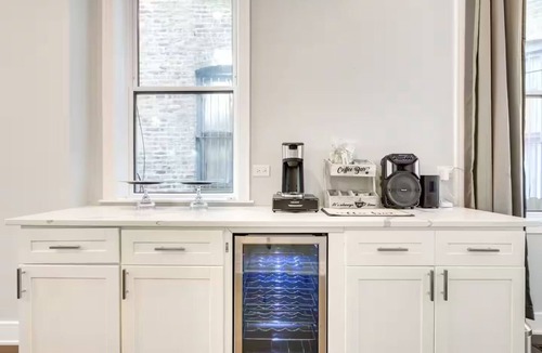Near West Side House | NEW! Stylish 3BD/2.5BTH w/parking! United Center!